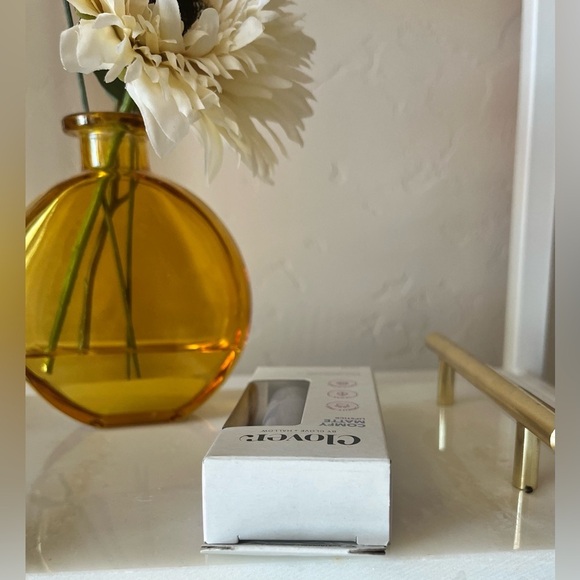 Clover by Clove Skin Is In Serum Foundation 01 Light & Comfy Matte Lipstic Rider - Picture 7 of 12